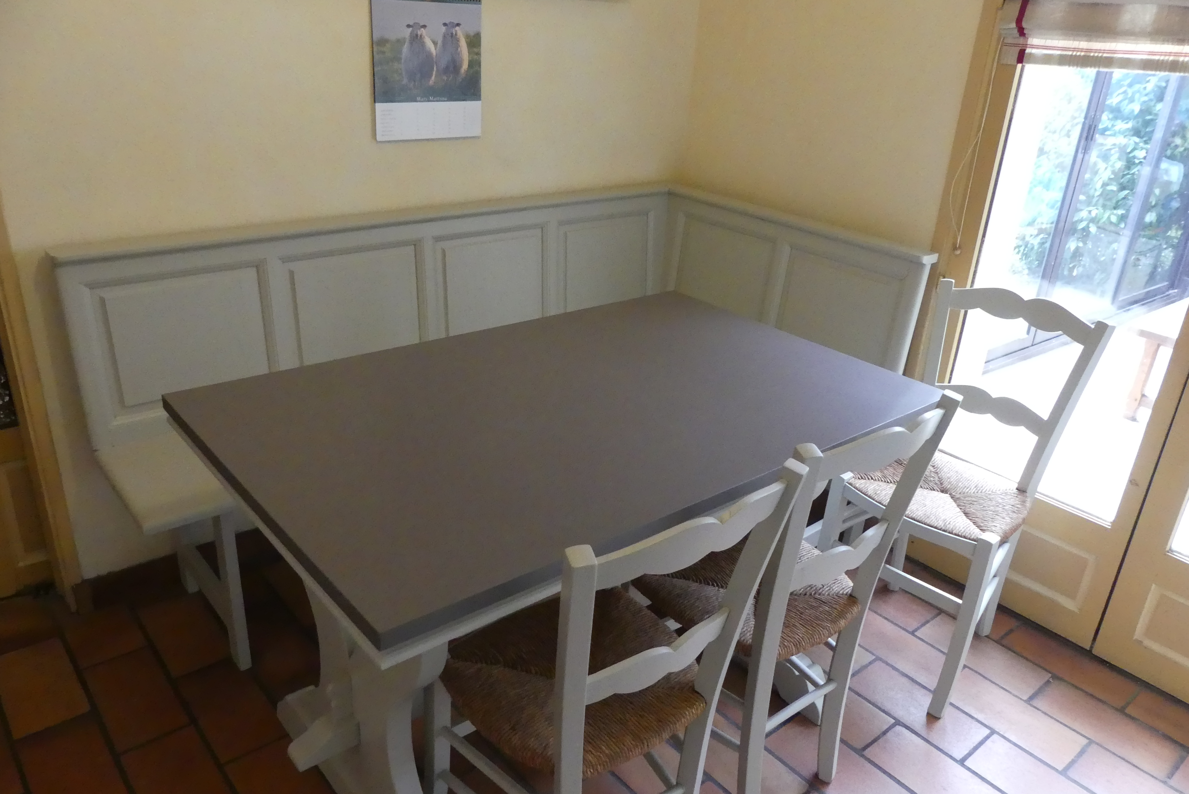 Table et banc de  cuisine laque gris clair