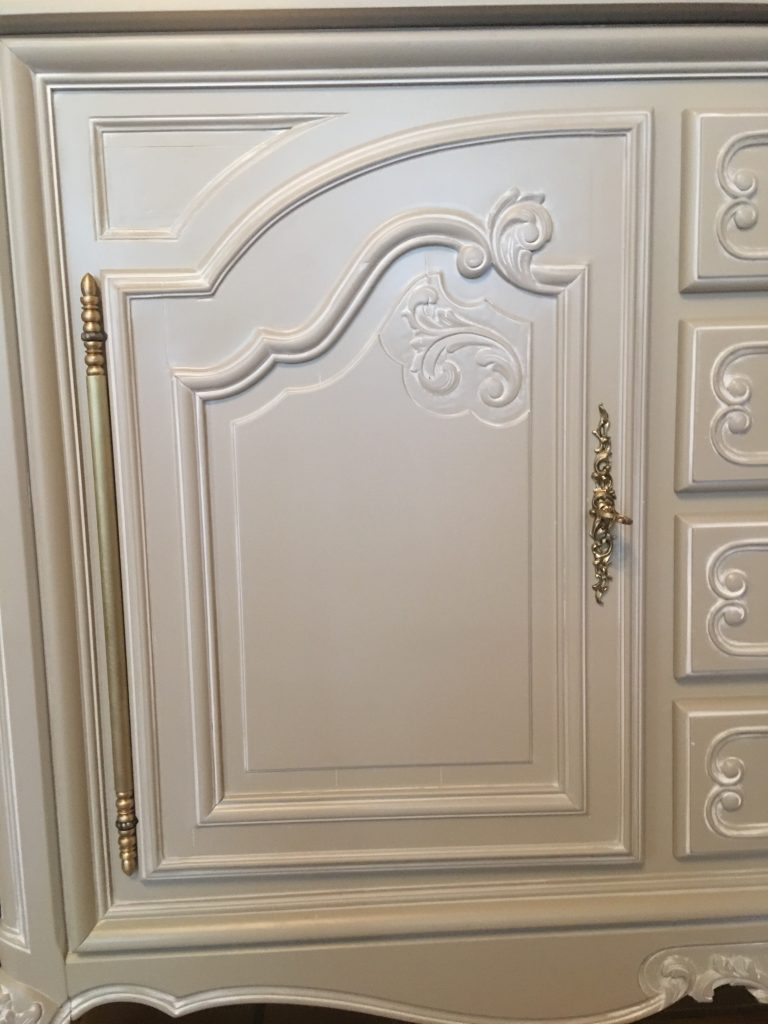 Détail porte enfilade Louis XV gris taupe/patinée blanc