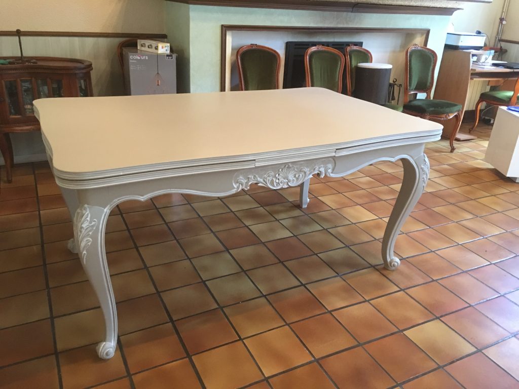 table merisier Louis XV gris taupe/patinée blanc