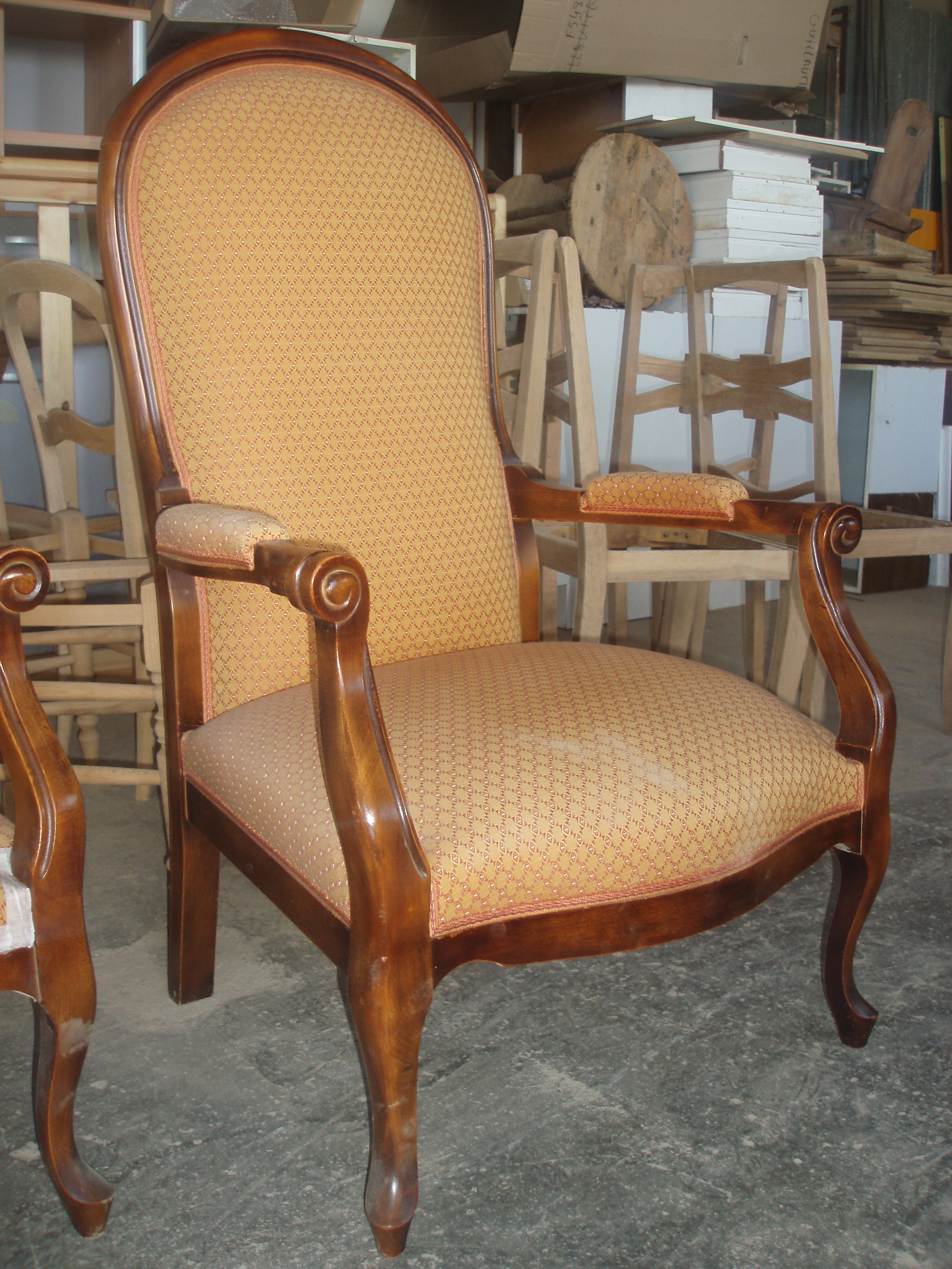 Fauteuil voltaire teinté merisier foncé Fauteuil voltaire teinté merisier foncé