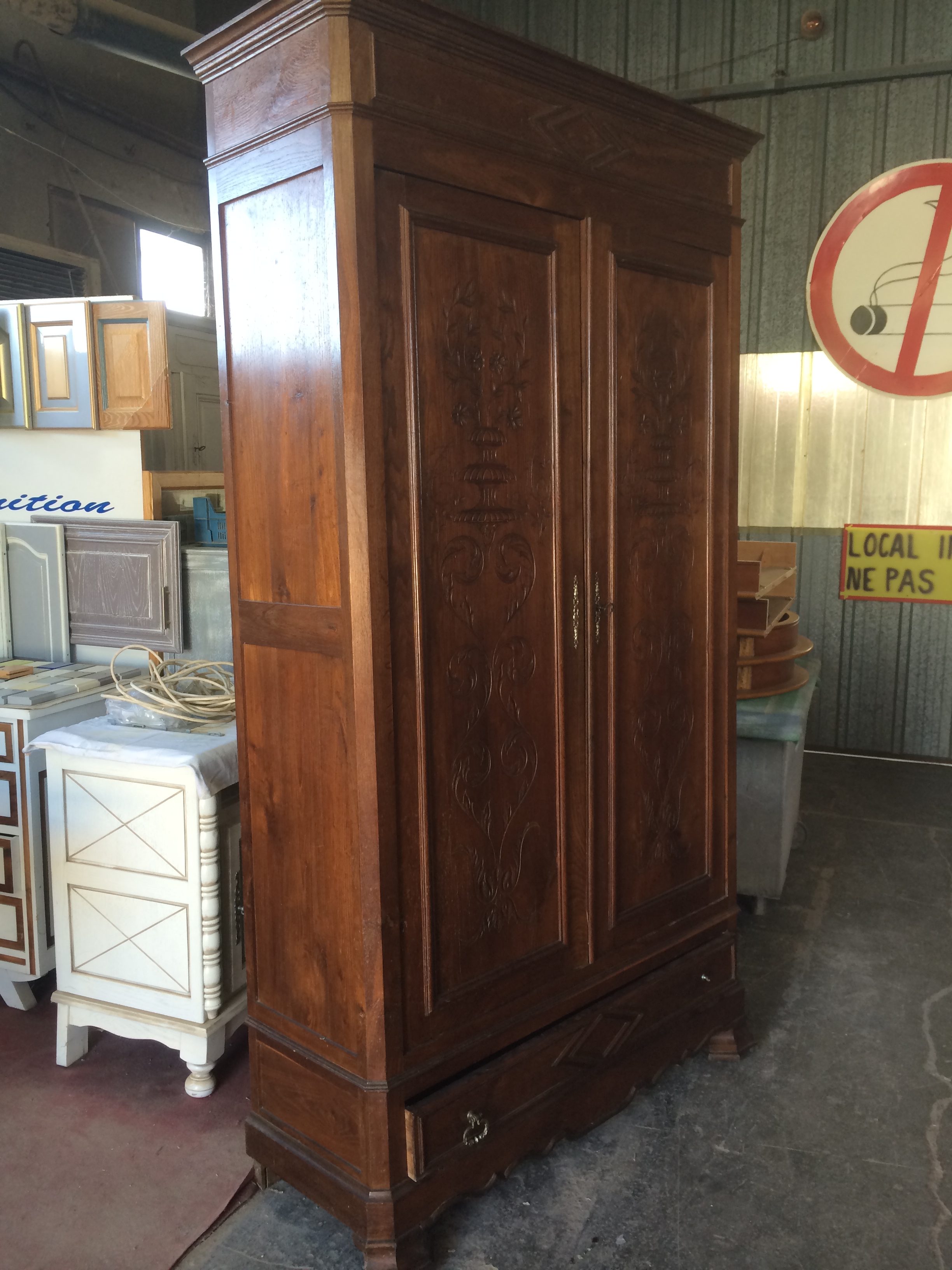 armoire noyer teintée/vernis noyer blond armoire noyer teintée/vernis noyer blond