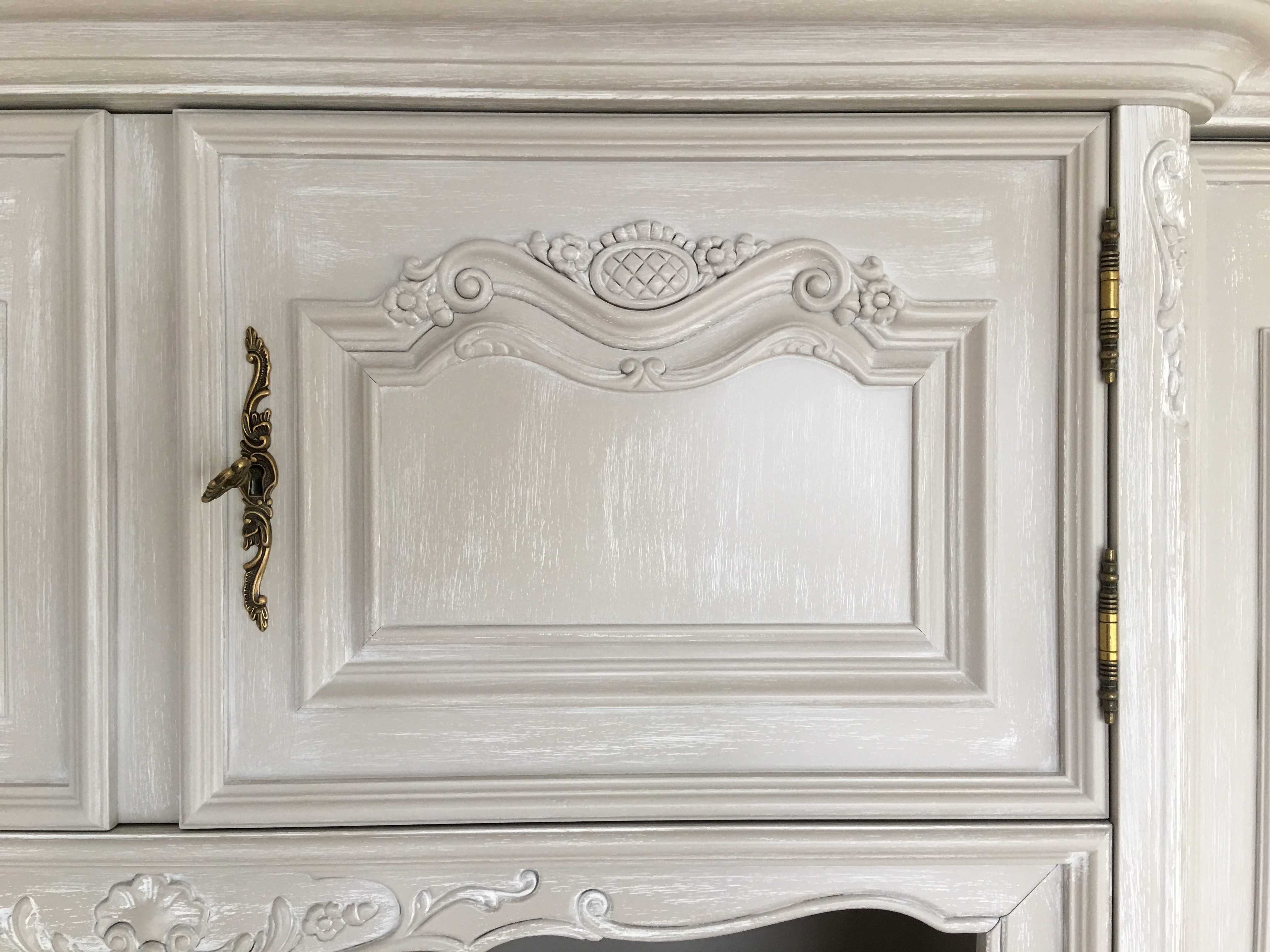 zoom porte LOUIS XV 2 eme version laque gris taupe façon cérusé blanc zoom porte LOUIS XV 2 eme version laque gris taupe façon cérusé blanc