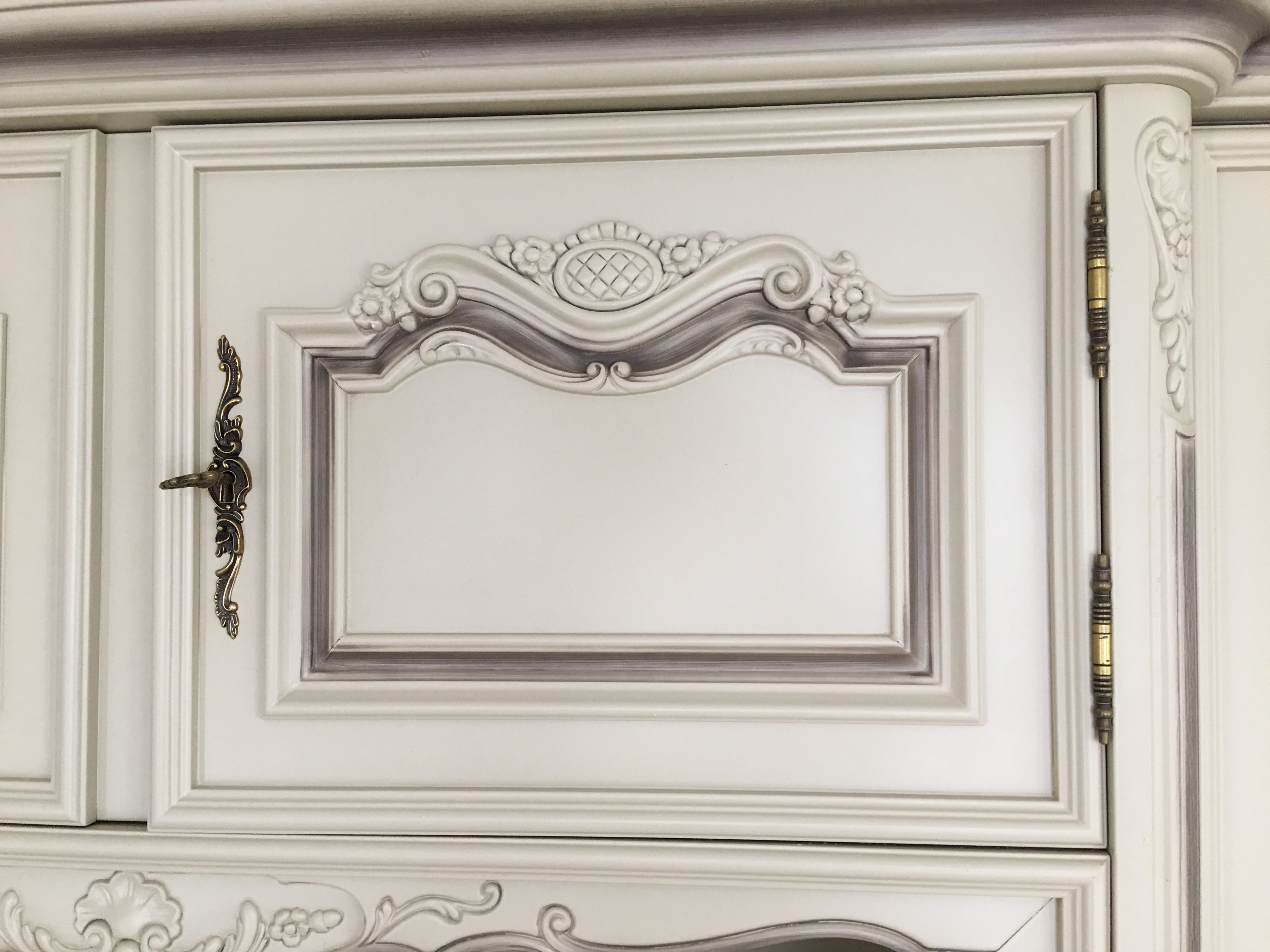 zoom porte LOUIS XV laqué blanc cassé rechampi gris taupe zoom porte LOUIS XV laqué blanc cassé rechampi gris taupe