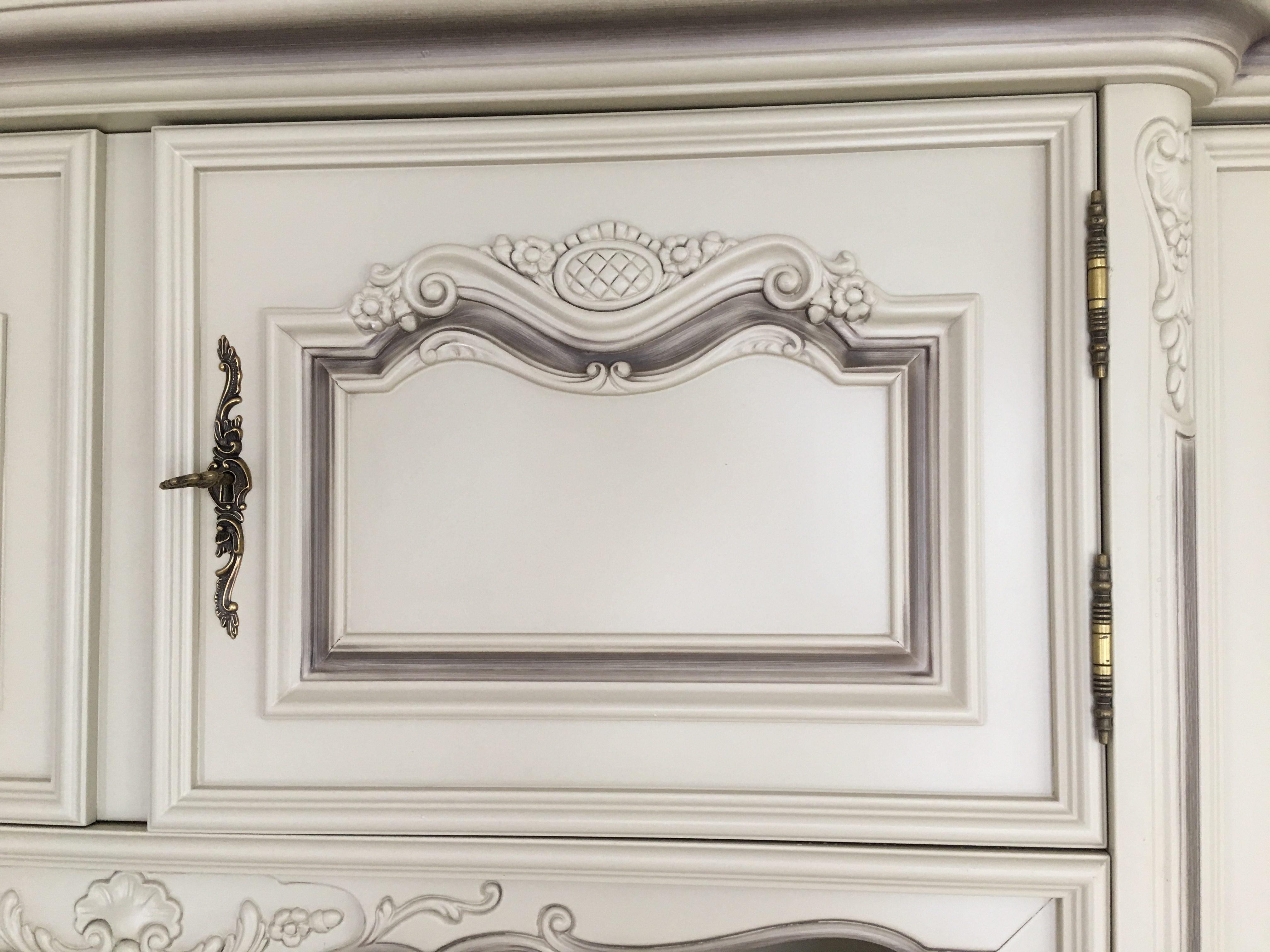 zoom porte LOUIS XV laqué blanc cassé rechampi gris taupe