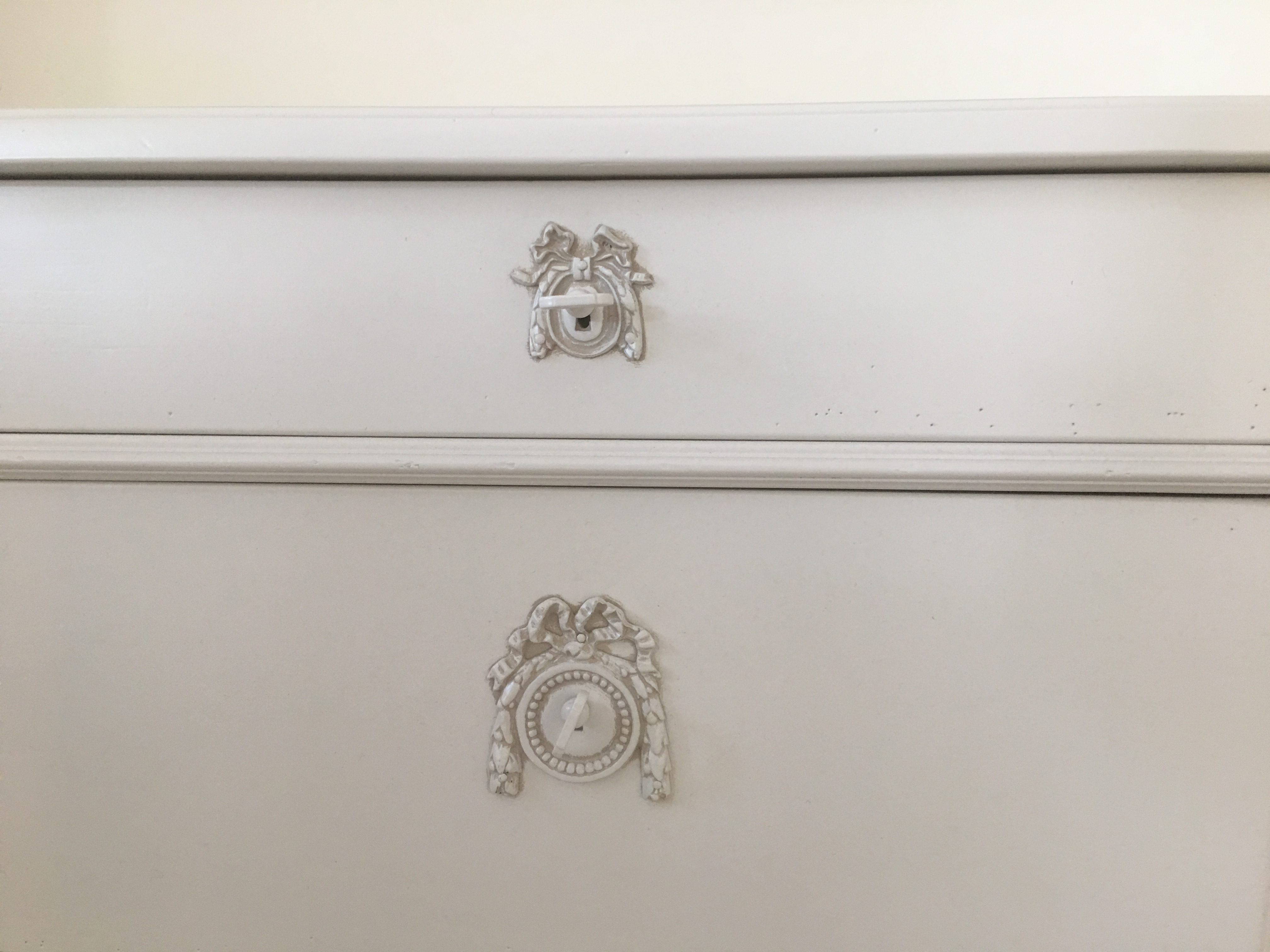 zoom sur tiroir commode merisier laque ivoire clair zoom sur tiroir commode merisier laque ivoire clair