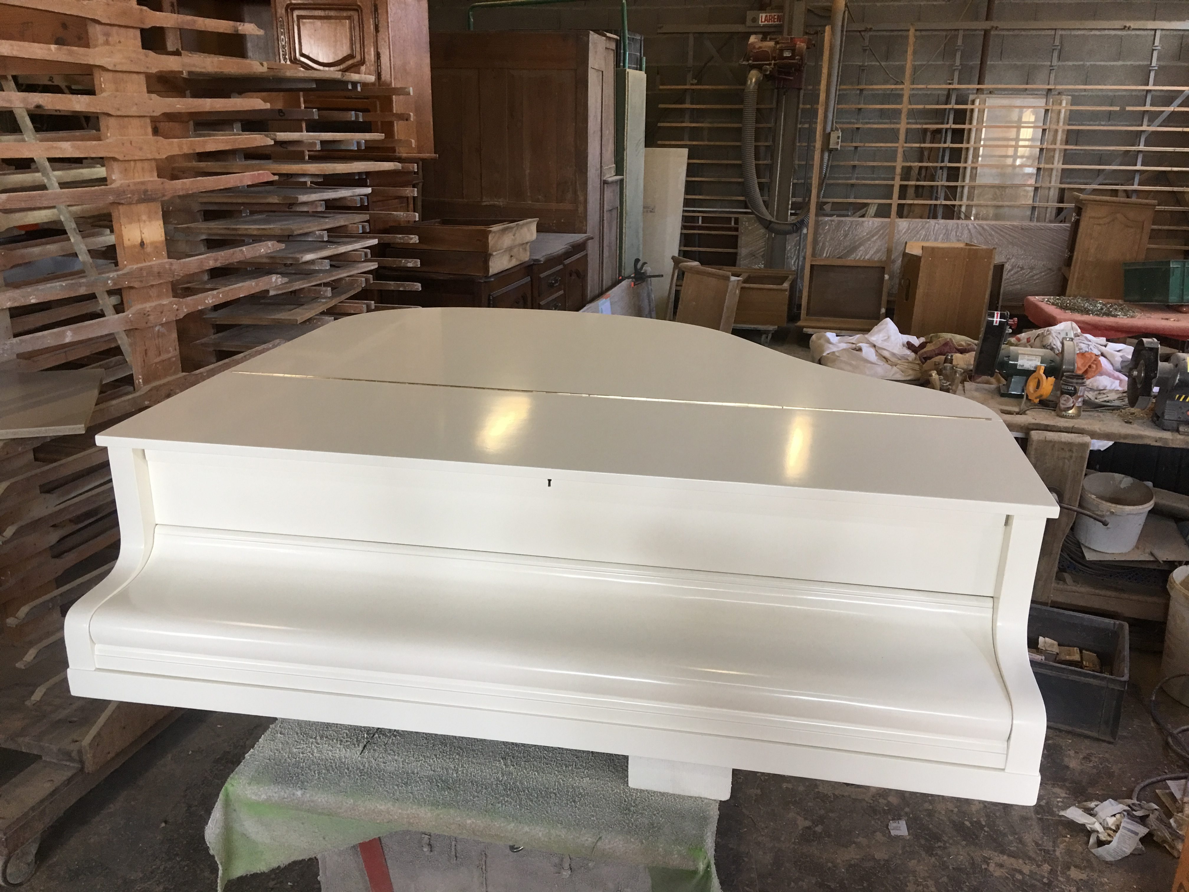 piano 1/4 de queue fin de restauration laque blanc cassé piano 1/4 de queue fin de restauration laque blanc cassé
