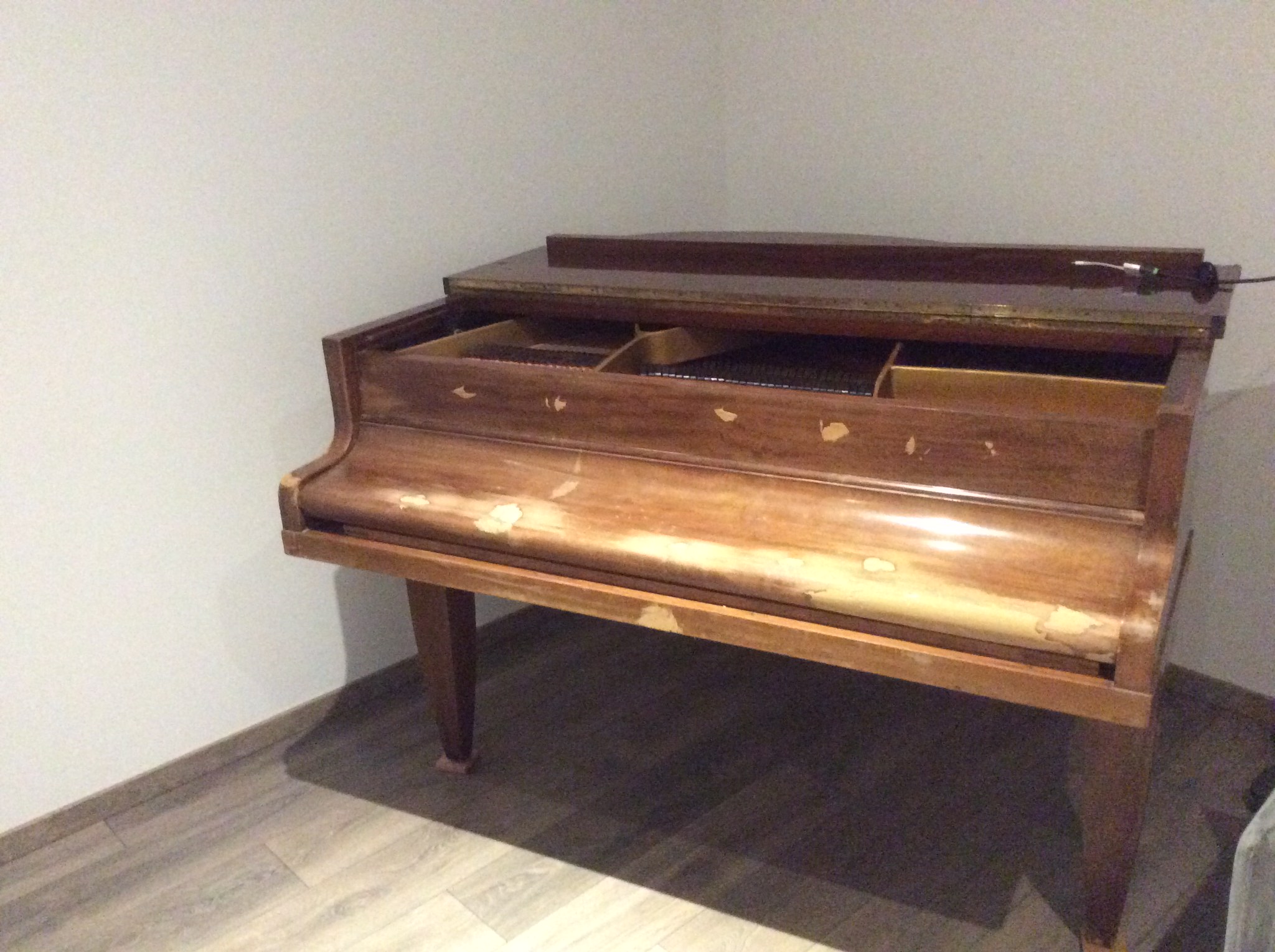 piano 1/4 de queue placage noyer piano 1/4 de queue placage noyer