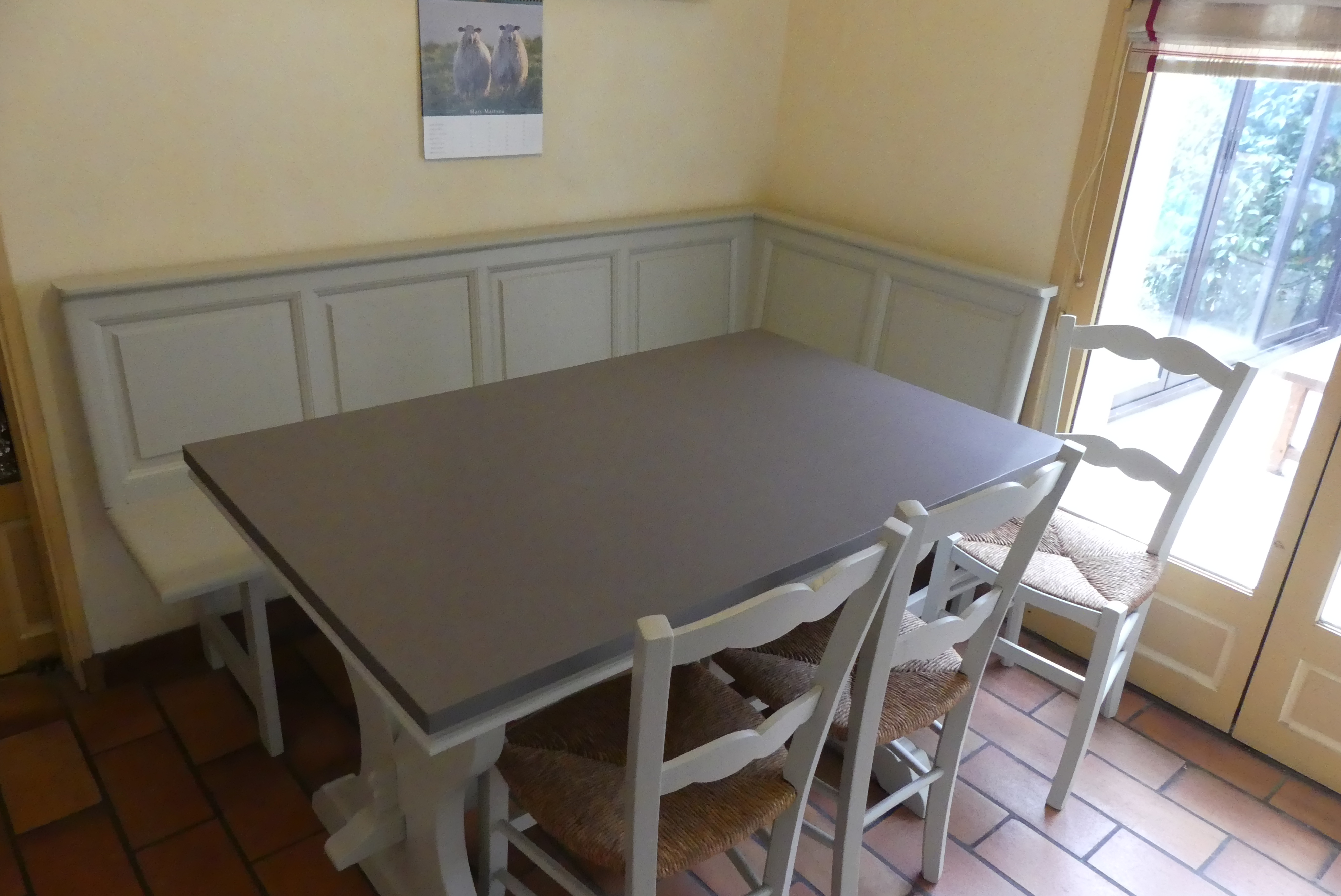 Table et banc de cuisine laque gris clair Table et banc de cuisine laque gris clair