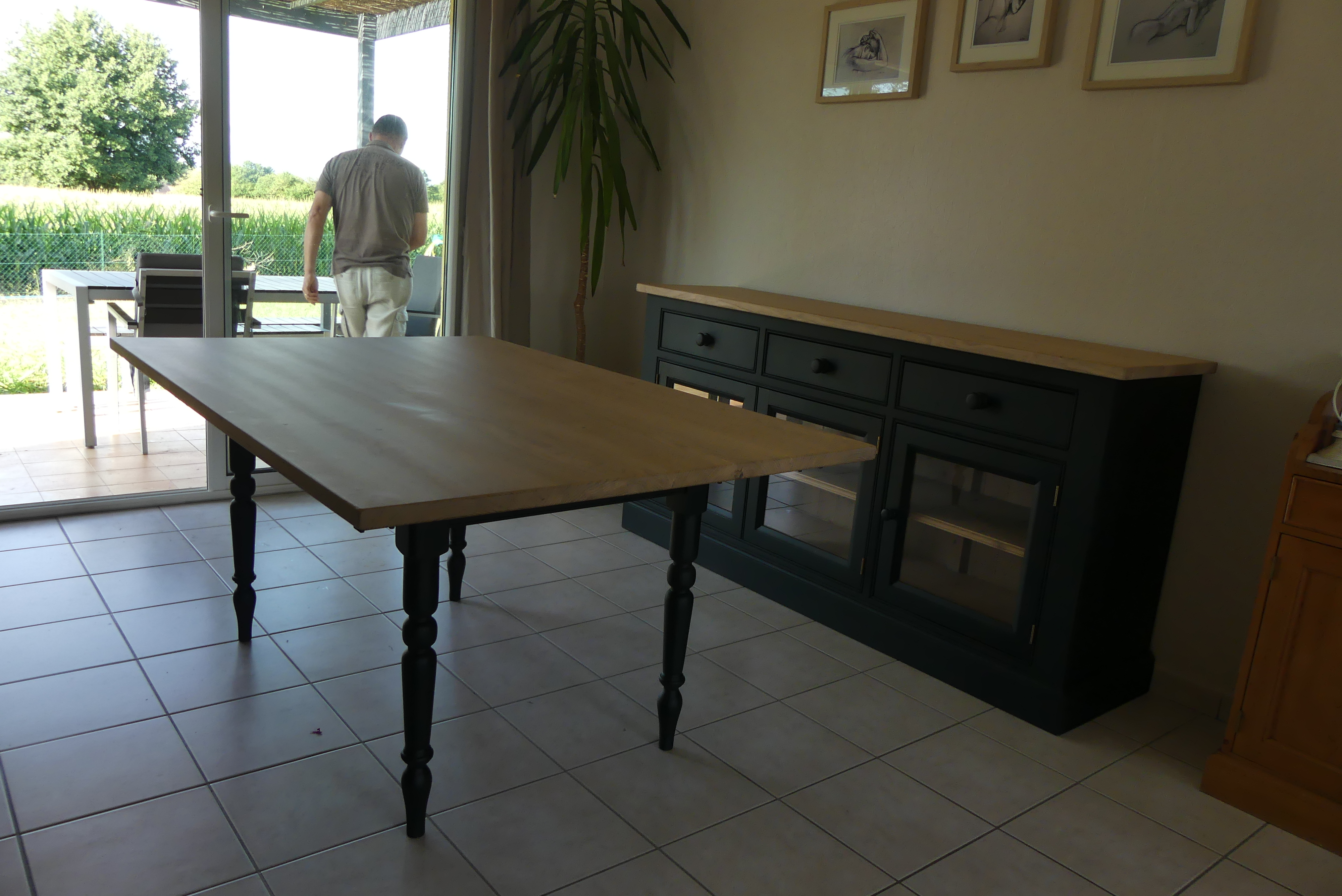 Table laqué noir mat dessus chêne tienté miel Table laqué noir mat dessus chêne tienté miel