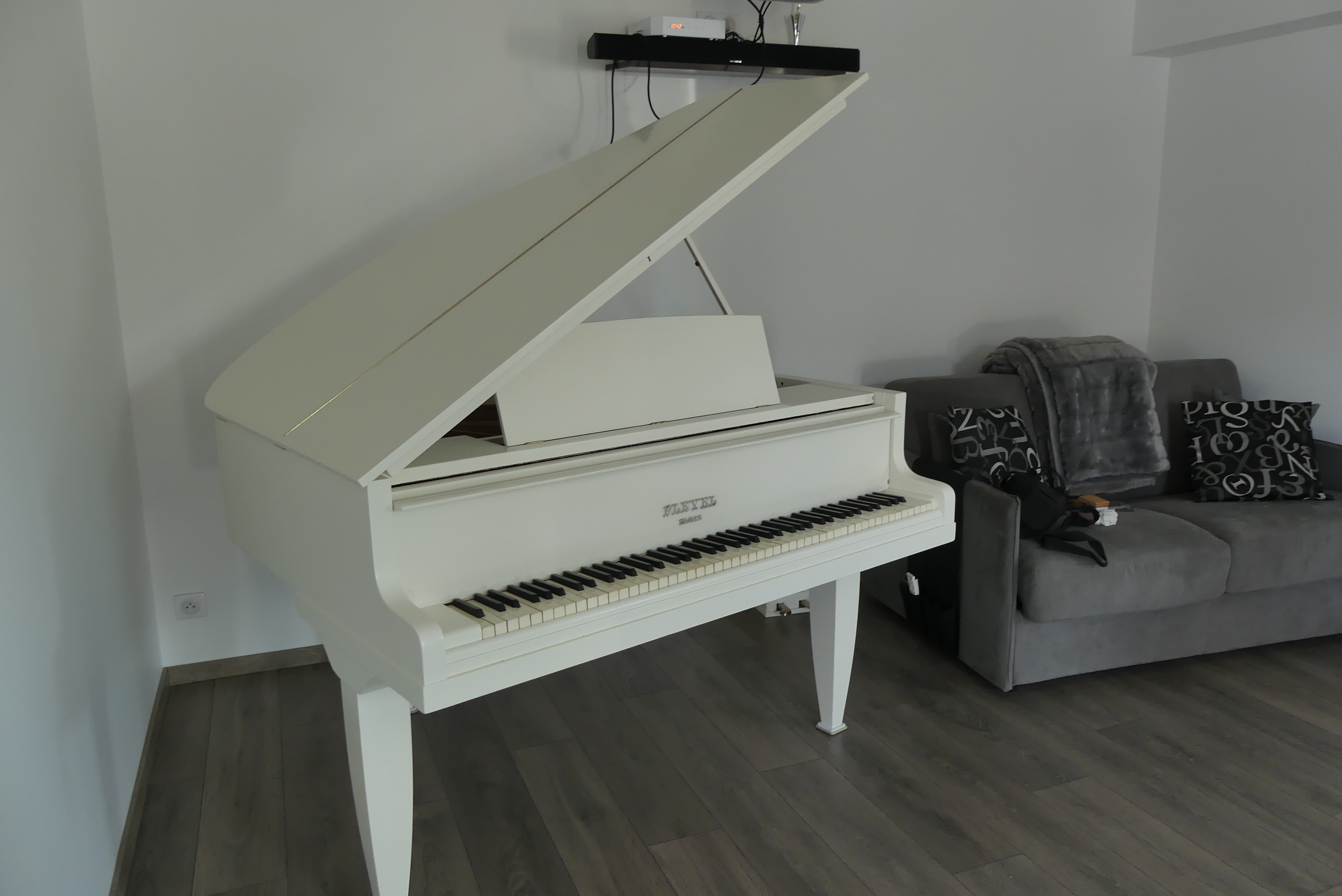 piano 1./4 de queue laqué blanc cassé mis en place piano 1./4 de queue laqué blanc cassé mis en place