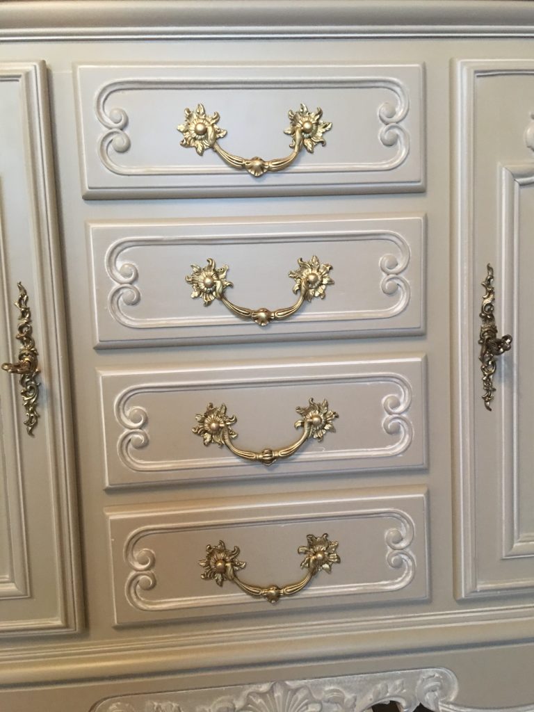 Détail tiroirs enfilade Louis XV gris taupe/patinée blanc