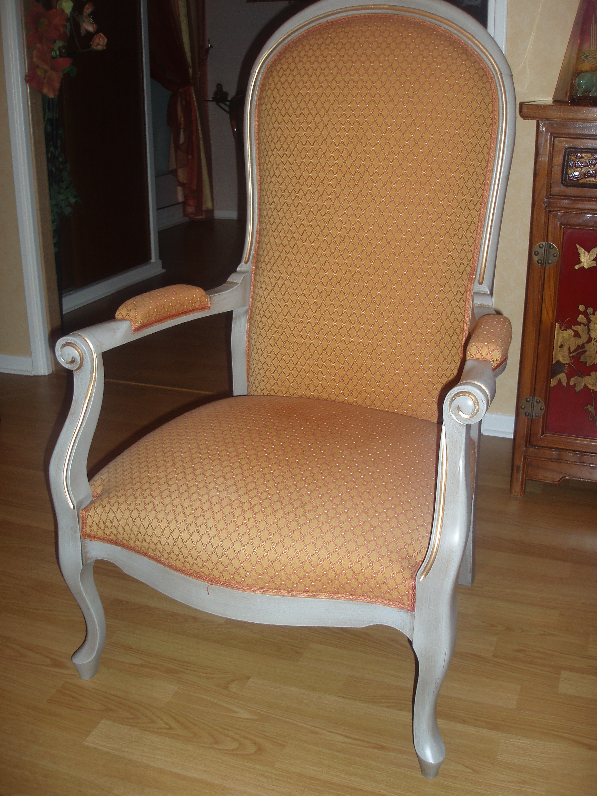 fauteuil voltaire finition blanc/gris filet or